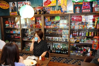 昭和レトロな空間でコーヒーを味わうことができる＝南あわじ市神代社家