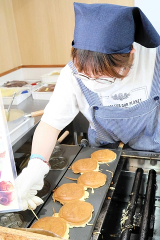 こんがり焼ける淡路島たい焼き＝淡路市志筑