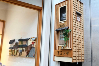 電気メーターが中に入った手作りの模型＝洲本市本町５