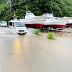 降雨で水がたまった道路＝２日午後、洲本市由良町由良（撮影・内田世紀
