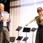 ベルリン・フィルのアレクサンダーさん（左）から指導を受ける福田莉々歌さん＝淡路市野島大川