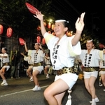 ２０１８年の島まつりで踊りを披露する市民ら＝洲本市内