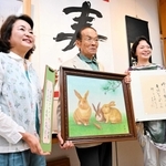 卒寿記念の作品展を開く下村忠さん（中央）と久田美智子さん（左）、上田ルミーさん＝ファッション＆ギャラリー「マルハ」
