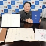 出版した「龍の玉」を持つ奥村幸子さん＝淡路市役所