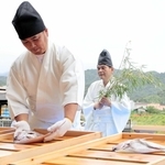 白装束姿の漁師が大正期の献上鯛（干物）作りを実演した「献上鯛まつり」＝南あわじ市八木養宜上