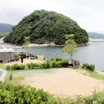 海に面したキャンプ場は人気で、週末予約はすぐに埋まる＝南あわじ市福良