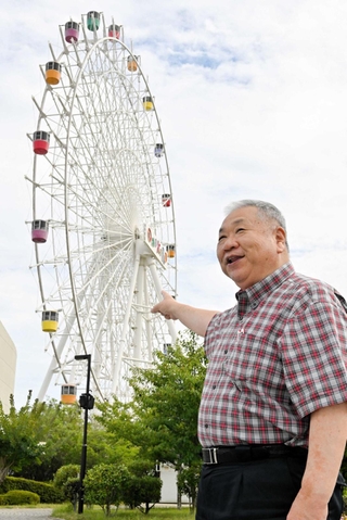 休業中の観覧車について説明する清水支配人＝淡路ワールドパークＯＮＯＫＯＲＯ