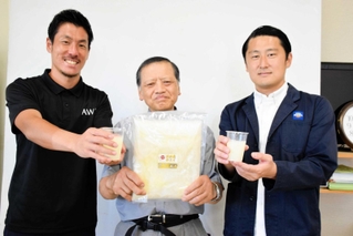 ホエイを使ったスポーツドリンクを開発するＦＣ．ＡＷＪの岩脇力哉選手（左）、三上昴ＣＯＯ（右）と淡路島牛乳の鳥井俊廣社長＝南あわじ市市善光寺
