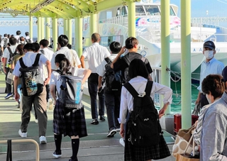早朝の岩屋港。多くの生徒が高速艇で島外に通学する＝淡路市岩屋