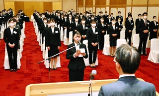ホテルニューアワジの入社式。今年の新入社員１０３人のうち島内出身者は６人だった＝３月１７日、洲本市小路谷