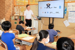 外国人講師から英語で授業を受ける子どもたち＝淡路市久留麻