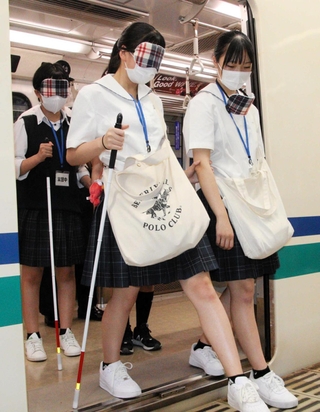 鉄道がない淡路島。神戸市営地下鉄で視覚障害者の誘導訓練をする淡路高校の生徒＝神戸市中央区、三宮・花時計前駅