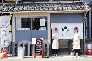 ジェラート作り担当の小松千尋さん（左）と店長の來馬未沙さん（右）＝洲本市本町１