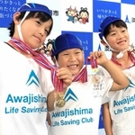 ライフセービングの全国大会で獲得したメダルを手にする宇城湊人君（左）、碧人君（中央）、居守徹大君＝淡路市生穂新島