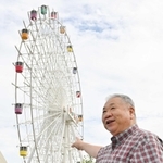 休業中の観覧車について説明する清水支配人＝淡路ワールドパークＯＮＯＫＯＲＯ