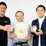 ホエイを使ったスポーツドリンクを開発するＦＣ．ＡＷＪの岩脇力哉選手（左）、三上昴ＣＯＯ（右）と淡路島牛乳の鳥井俊廣社長＝南あわじ市市善光寺