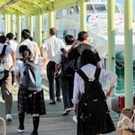 早朝の岩屋港。多くの生徒が高速艇で島外に通学する＝淡路市岩屋
