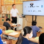 外国人講師から英語で授業を受ける子どもたち＝淡路市久留麻