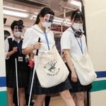 鉄道がない淡路島。神戸市営地下鉄で視覚障害者の誘導訓練をする淡路高校の生徒＝神戸市中央区、三宮・花時計前駅