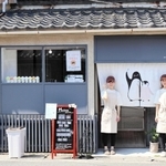 ジェラート作り担当の小松千尋さん（左）と店長の來馬未沙さん（右）＝洲本市本町１