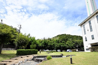 やまなみ苑（右）に隣接する新たなごみ焼却処理施設の建設予定地（奥）＝南あわじ市広田広田