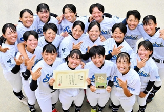 全国大会で３位入賞を果たし、笑顔の蒼開女子硬式野球部ナイン＝蒼開高校