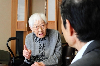 １００歳を祝いに訪れた守本憲弘南あわじ市長と話す蔭山とよみさん＝南あわじ市阿万東町