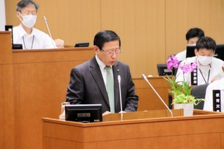 洲本市議会本会議でふるさと納税問題について話す上崎勝規市長＝洲本市役所