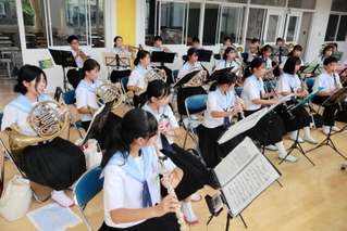 息の合った演奏が快挙につながった＝津名中学校