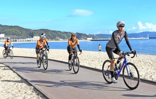 エイドステーションを出発し海沿いのコースを走る参加者＝洲本市海岸通１