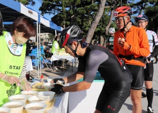 参加者に豚汁などが提供された＝洲本市海岸通１