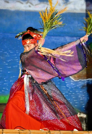 食物の神オオゲツヒメを演じる柏木南有香さん＝伊弉諾神宮