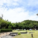 やまなみ苑（右）に隣接する新たなごみ焼却処理施設の建設予定地（奥）＝南あわじ市広田広田