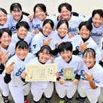 全国大会で３位入賞を果たし、笑顔の蒼開女子硬式野球部ナイン＝蒼開高校