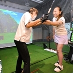 木村綾杏プロのレッスンも受けられる室内ゴルフ施設＝アルクリオ