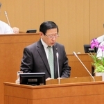 洲本市議会本会議でふるさと納税問題について話す上崎勝規市長＝洲本市役所