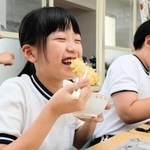 ハモの天ぷらを笑顔で頰張る児童＝榎列小学校