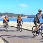 エイドステーションを出発し海沿いのコースを走る参加者＝洲本市海岸通１