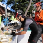 参加者に豚汁などが提供された＝洲本市海岸通１