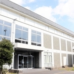 ウクライナバレエダンサーの活動拠点となる旧アソンブレホール＝淡路市岩屋