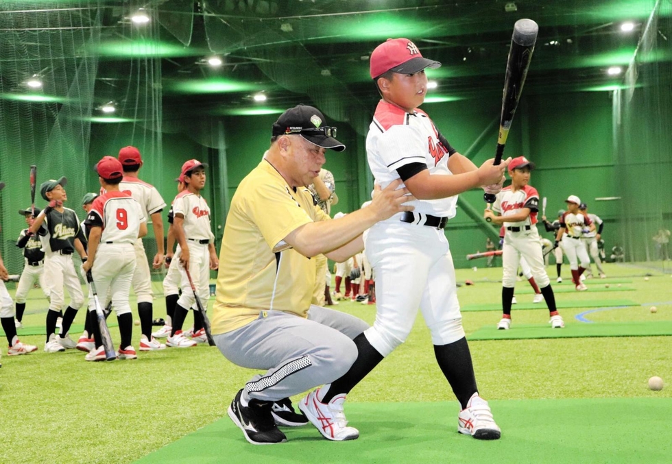 掛布さん、小中学生に打撃フォームを熱血指導 阪神OBの野球学校、淡路