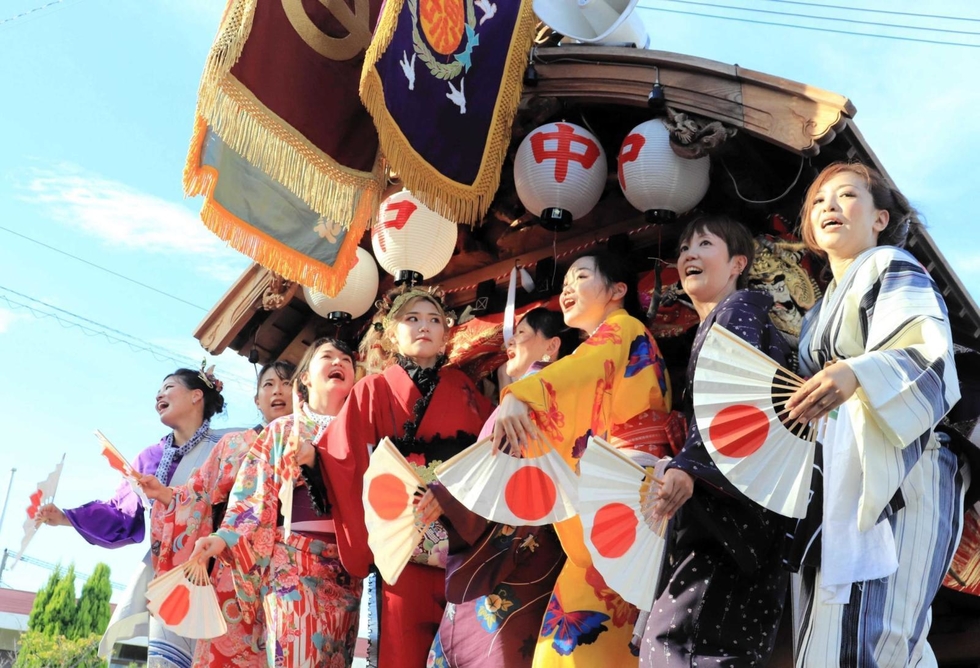 淡路・石屋神社のだんじり 女性乗り手 自由に 華やかに 港町の気風影響