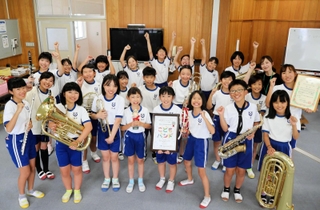 関西大会で銀賞を受けた広田小吹奏楽部＝広田小