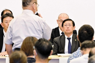 市民の意見を神妙な面持ちで聞く上崎市長＝洲本市文化体育館（撮影・内田世紀）