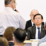 市民の意見を神妙な面持ちで聞く上崎市長＝洲本市文化体育館（撮影・内田世紀）