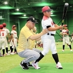 掛布さんにバッティングを教わる参加者＝淡路市佐野新島