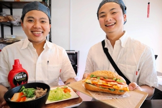ベトナム料理店を出店したチャン・タン・ティエンさん（左）とファン・ティエウ・ビンさん＝南あわじ市福良甲