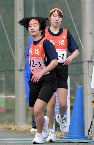 女子・南淡の２区岡本穏空選手（右）からたすきを受け取る３区松原愛選手＝豊岡市日高町（撮影・斎藤雅志）