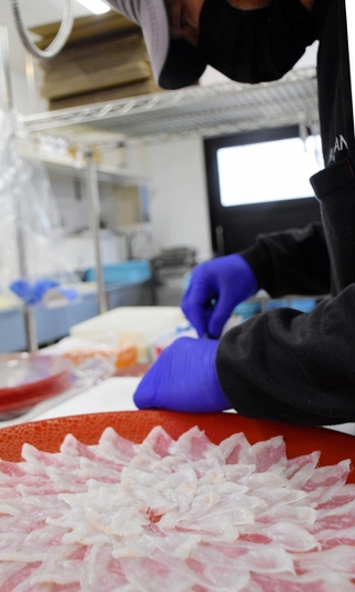 出荷用に作る淡路島３年とらふぐの刺し身（てっさ）＝南あわじ市福良甲