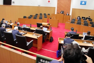 市議会議場で行われた百条委員会＝洲本市役所